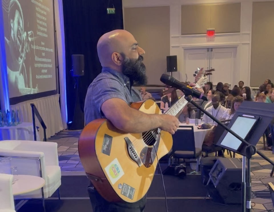 SingWellProject's tweet image. Grateful for the opportunity to lead #Alliance2025 participants in song yesterday and offer a look at the science behind what happens when we sing together — including the role group singing can play in #socialprescribing 🎶
Thanks for having us @AllianceON!
