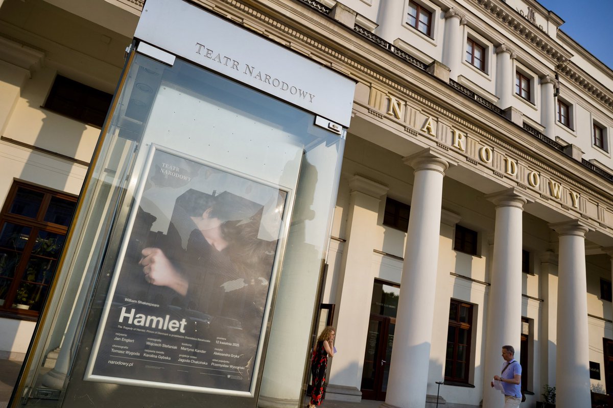 PolskiSenat's tweet photo. Marszałek Senatu @M_K_Blonska obejrzała spektakl „Hamlet” w reżyserii Jana Englerta, którym artysta po 28 sezonach żegna się z Teatrem Narodowym.
 
W ostatnim półwieczu #JanEnglert już parokrotnie mierzył się z tym arcydramatem jako aktor i reżyser. https://t.co/ue3rMa1qC8
