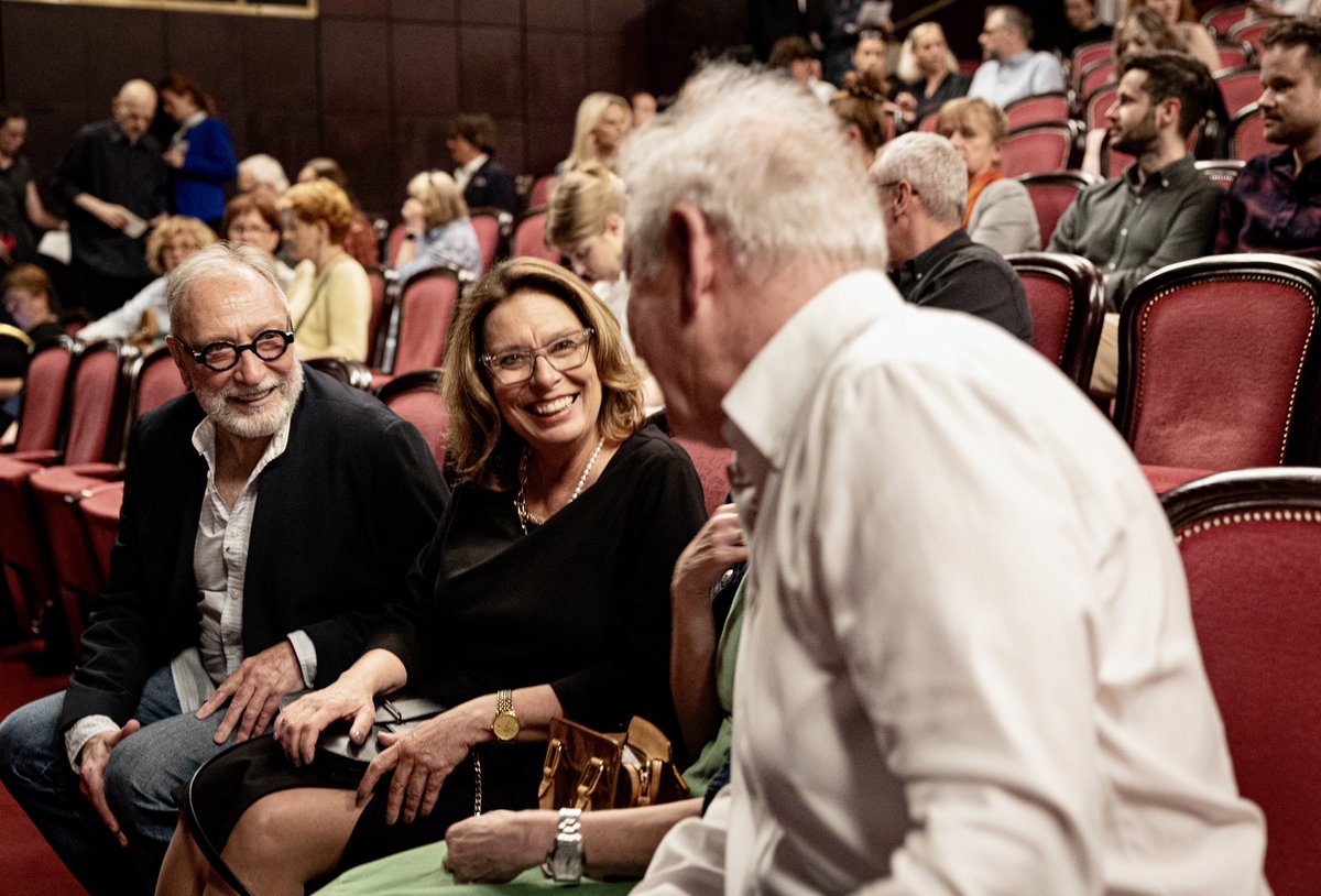 PolskiSenat's tweet photo. Marszałek Senatu @M_K_Blonska obejrzała spektakl „Hamlet” w reżyserii Jana Englerta, którym artysta po 28 sezonach żegna się z Teatrem Narodowym.
 
W ostatnim półwieczu #JanEnglert już parokrotnie mierzył się z tym arcydramatem jako aktor i reżyser. https://t.co/ue3rMa1qC8