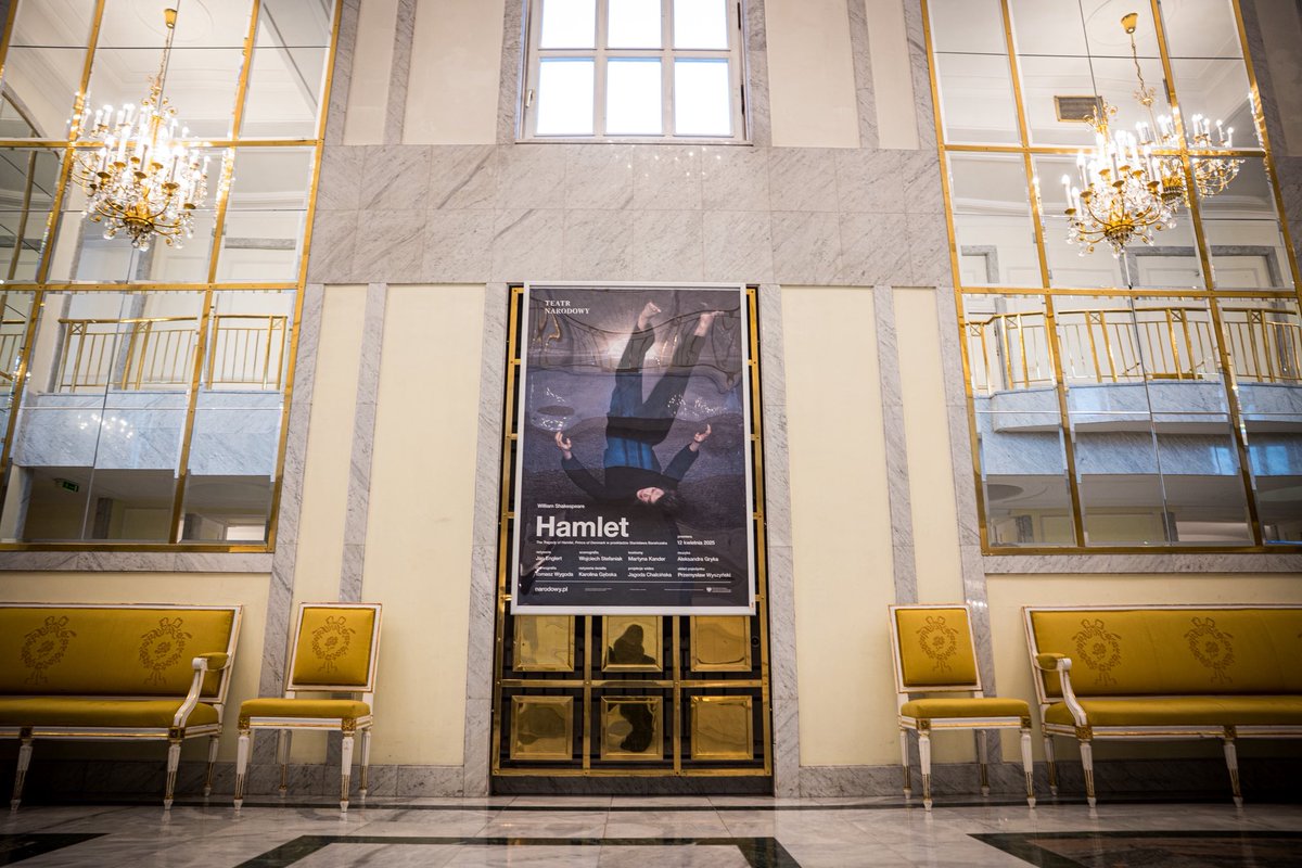 PolskiSenat's tweet photo. Marszałek Senatu @M_K_Blonska obejrzała spektakl „Hamlet” w reżyserii Jana Englerta, którym artysta po 28 sezonach żegna się z Teatrem Narodowym.
 
W ostatnim półwieczu #JanEnglert już parokrotnie mierzył się z tym arcydramatem jako aktor i reżyser. https://t.co/ue3rMa1qC8