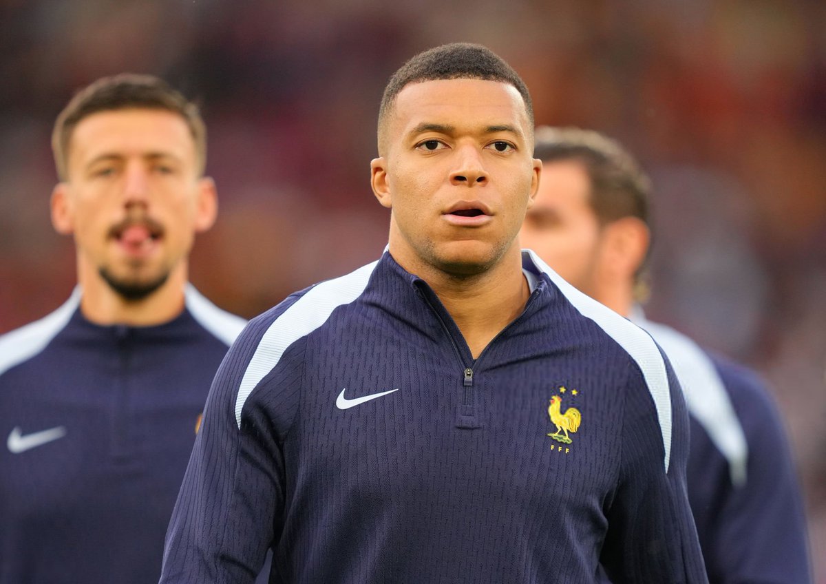 lnstantFoot's tweet photo. Ça, c'est le regard d'un joueur qui va faire du SALE ce soir ! 🇫🇷🔥 https://t.co/S0fI7KoKVJ
