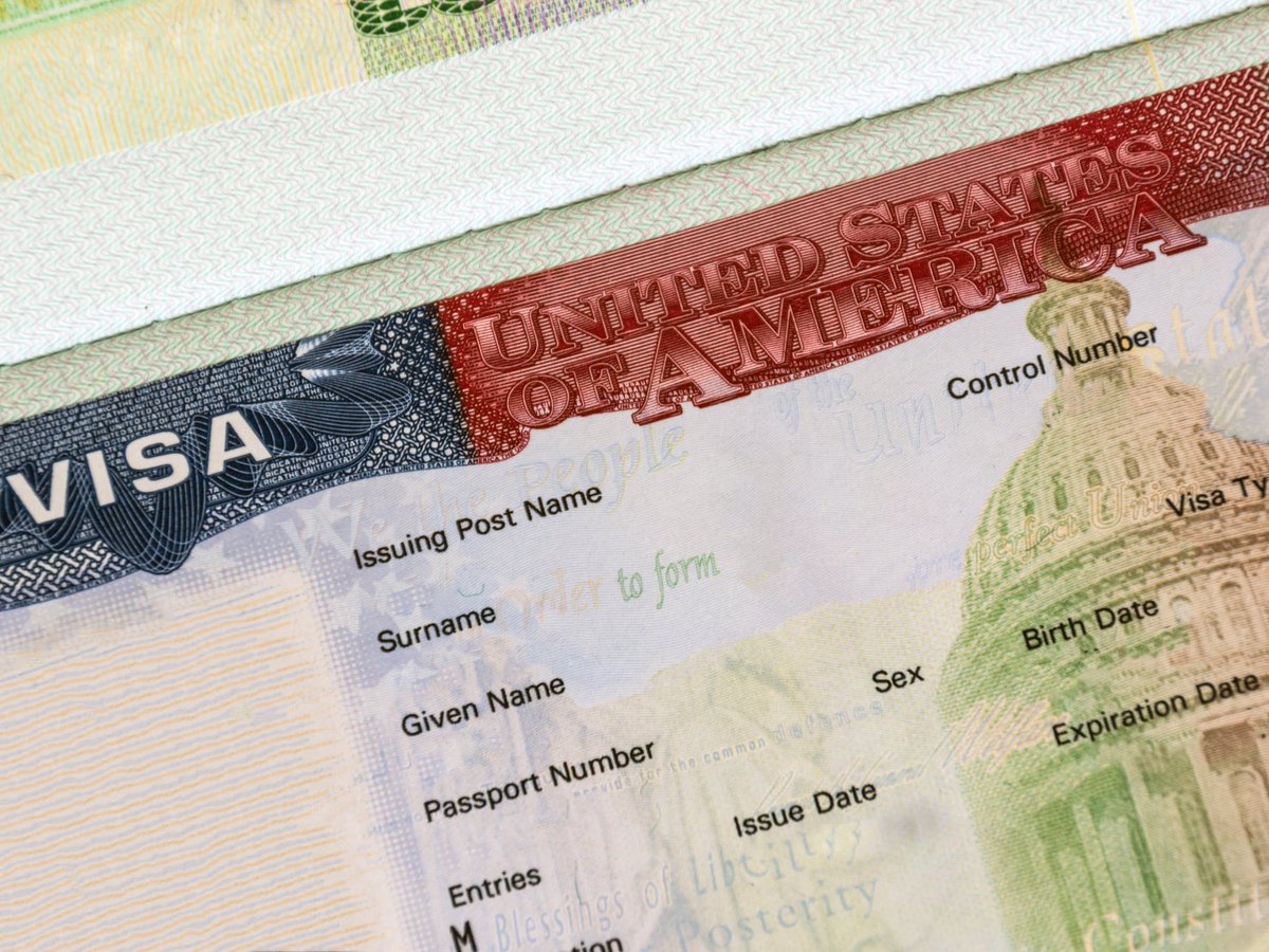 Gobierno EEUU prohíbe entrada a nacionales de diversos países, incluso #Cuba. Medida limita contactos entre familias e impide viajes de cubanos por temas académicos, profesionales, científicos, negocios y culturales. Es la medida anticubana número 15 de la nueva administración.
