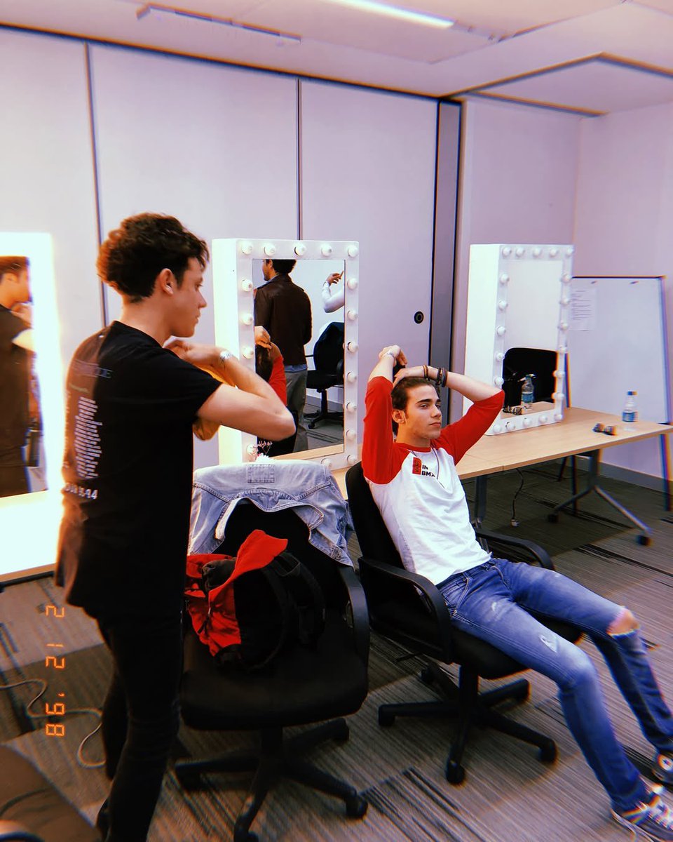 ELE QUER E TÁ SABENDO PEDIR:

Rhener Freitas acaba de compartilhar várias fotos do elenco de #DisneyBia por Buenos Aires, na época de gravações da série.

Segue o fio! 🧶