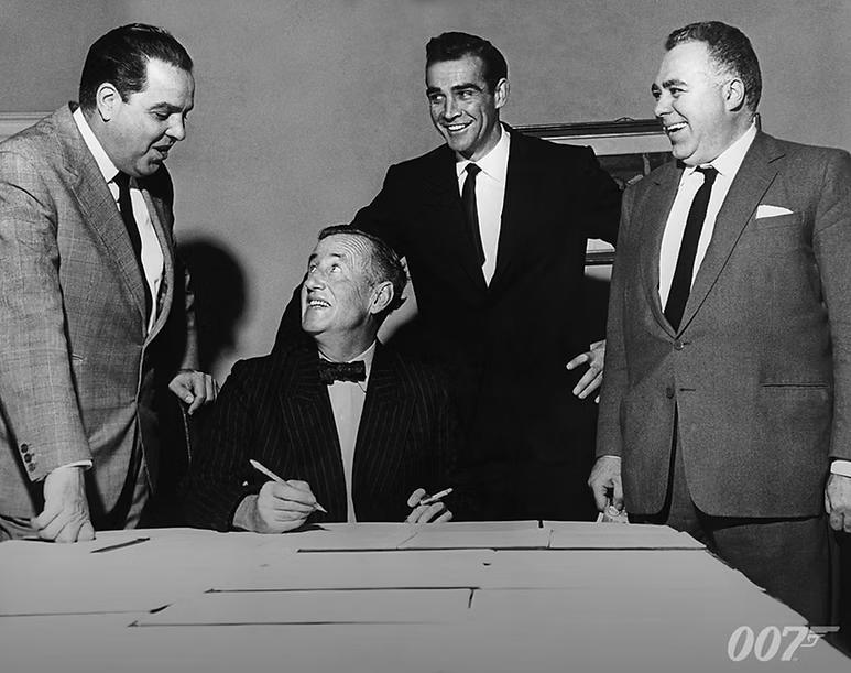 RetroCaptain1's tweet image. "There was a kind of idea from the books that he [#JamesBond] was a very well bred, well educated, very erudite gentleman. Actually, in the books, he isn't. [...] Fleming [said that Bond] was a blunt instrument. And we try to keep him in that image." - Harry Saltzman