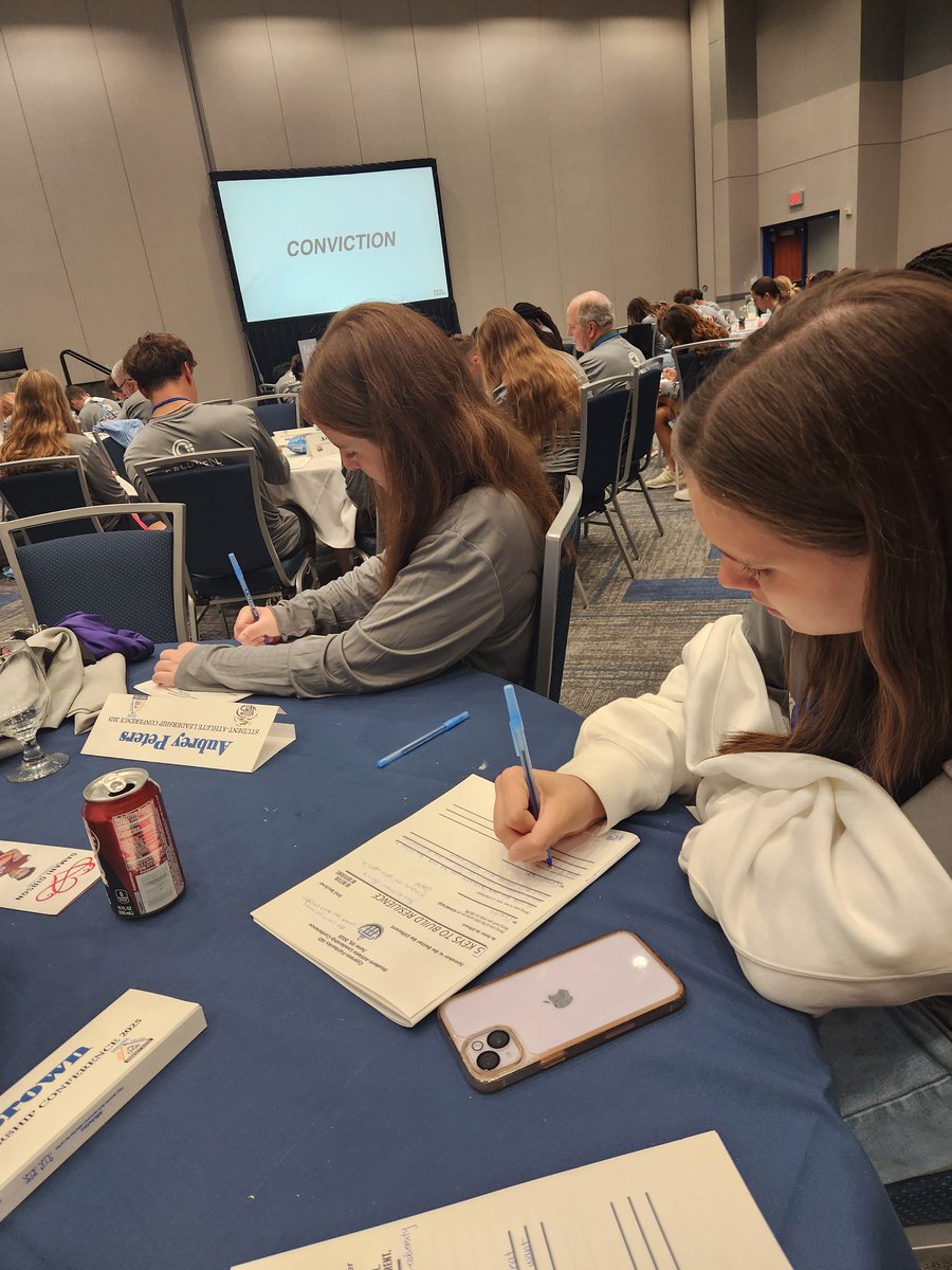 coachbrown2018's tweet image. We are LOCKED IN!! #LEADCFISD #TABLE14 @2Wordstv @CFISDAthletics