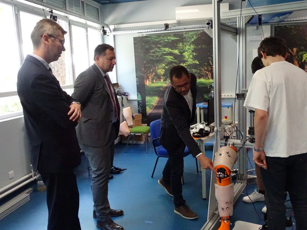 CAR (CSIC-UPM) (@carobotica_) on Twitter photo 🤝 Hoy hemos recibido a D. Elio del Re, presidente de
<a href="/ADIMRAoficial/">ADIMRA</a> y a D. Juan Bautista Scartascini del Río, de <a href="/ARGenesp/">Argentina en España</a>.
🤖 Nuestro vicedirector <a href="/eduardo_rocon/">Eduardo Rocon</a> les ha enseñado los trabajos de los grupos de investigación en una agradable visita.
#Ciencia #Argentina 🤝 Hoy hemos recibido a D. Elio del Re, presidente de
<a href="/ADIMRAoficial/">ADIMRA</a> y a D. Juan Bautista Scartascini del Río, de <a href="/ARGenesp/">Argentina en España</a>.
🤖 Nuestro vicedirector <a href="/eduardo_rocon/">Eduardo Rocon</a> les ha enseñado los trabajos de los grupos de investigación en una agradable visita.
#Ciencia #Argentina