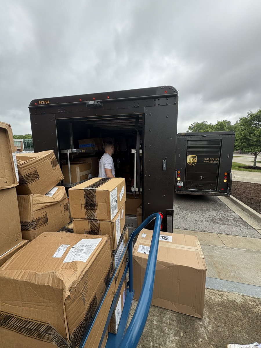 Saluki Equipment (@siu_equipment) on Twitter photo It is box season! Two trucks worth of 140 total packages. Appreciate the help today from Coach Hampel of <a href="/SIU_SwimDive/">Saluki Swim and Dive</a>! It is box season! Two trucks worth of 140 total packages. Appreciate the help today from Coach Hampel of <a href="/SIU_SwimDive/">Saluki Swim and Dive</a>!
