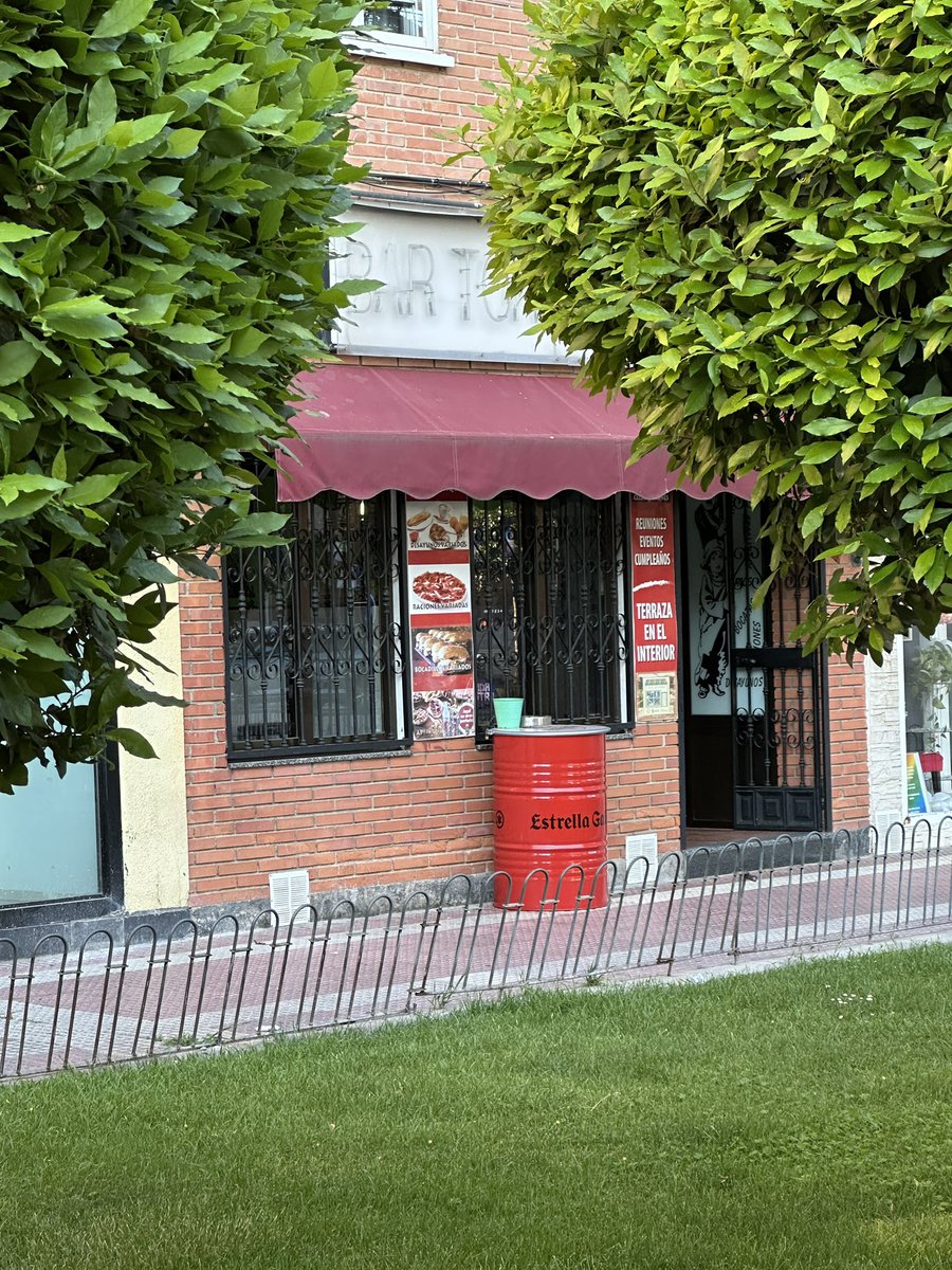 DelVespino's tweet photo. Este local luce orgulloso un cartel de “accesible para personas con discapacidad” otorgado por el @Ayto_Torrejon pero tiene un escalón en la entrada. ¿Quién verifica esto?@ComunidadMadrid @Cermi_Estatal 
Accesibilidad no es solo un cartel.
#AccesibilidadReal #Torrejón #Inclusión https://t.co/7m2cW2FY13