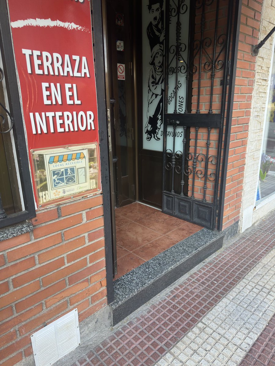 DelVespino's tweet photo. Este local luce orgulloso un cartel de “accesible para personas con discapacidad” otorgado por el @Ayto_Torrejon pero tiene un escalón en la entrada. ¿Quién verifica esto?@ComunidadMadrid @Cermi_Estatal 
Accesibilidad no es solo un cartel.
#AccesibilidadReal #Torrejón #Inclusión https://t.co/7m2cW2FY13