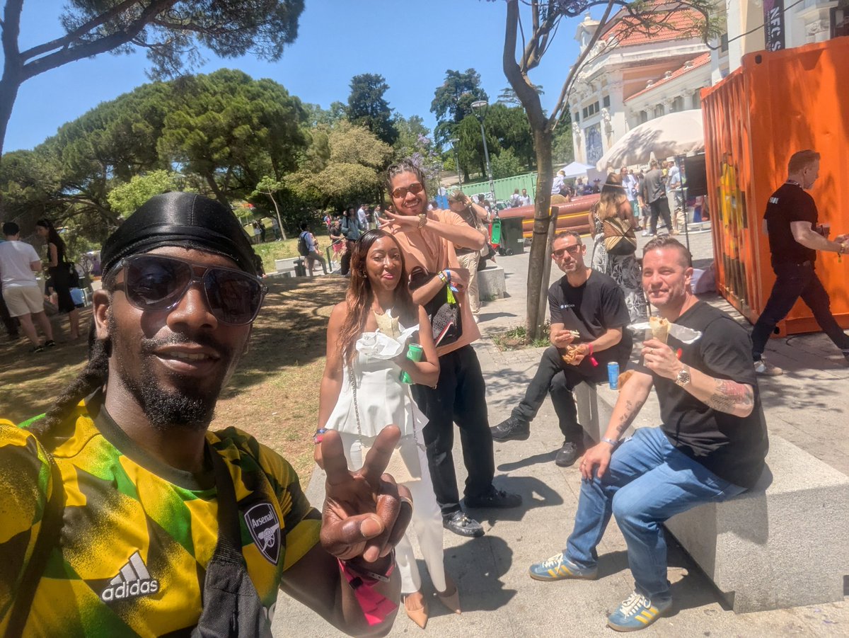 Trading_Cipher's tweet photo. @veve_official @NFCsummit @StackRworld Caught some of the gang mid burrito 🌯 #NFCsummit2025 #Day2 #Veve #Buritto https://t.co/8YpUZ1f46Z