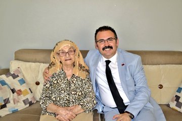 Çelenk Takdim Edildi