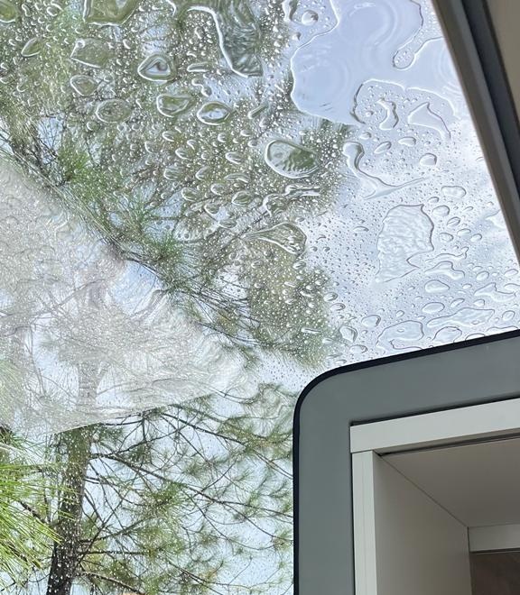 HausMicro's tweet photo. Bring the outside in with #microhaus curved windows. Enjoy your #hausviews in any weather and every natural setting 🌤🌧👀
#prefabhomes #adu #glamping #uniquestays #hausme https://t.co/IyIDDGw4ih