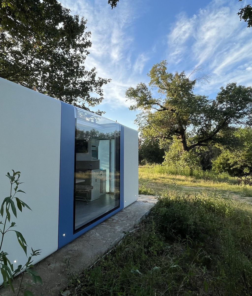 HausMicro's tweet photo. Bring the outside in with #microhaus curved windows. Enjoy your #hausviews in any weather and every natural setting 🌤🌧👀
#prefabhomes #adu #glamping #uniquestays #hausme https://t.co/IyIDDGw4ih