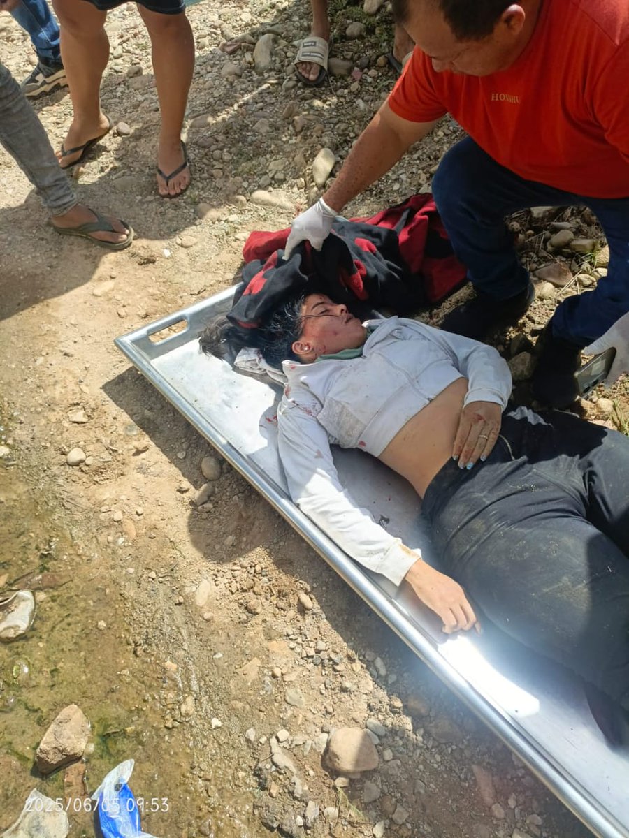 #Tibú #Catatumbo  Una mujer fue asesinada en la zona rural del municipio de #Tibú, con arma de fuego, informan que la víctima se desplazaba en su motocicleta por un sector conocido como #CasaDeZinc.