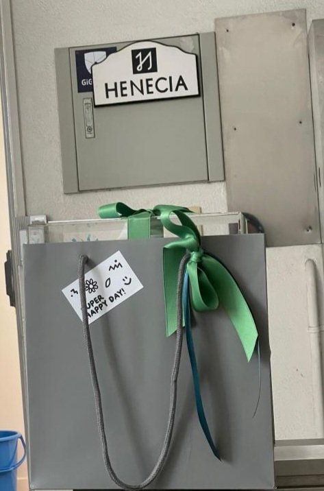 김현중님 생일 선물로 샀어요. 선물 회사에 원하는 걸 보냈는데 정말 예쁘게 만들어 주셨어요. 너무 예쁘고 섬세하고 완벽해서 눈물이 날 정도였어요. 김현중님이 이 선물을 좋아하셨으면 좋겠어요. 🥺👽 Thanks members w/💰 beautiful 🎁 #Henecia #KIMHYUNJOONG <a href="/khj_heneciatwt/">KIMHYUNJOONG</a> Thanks <a href="/giftorea/">giftorea 💝🇰🇷</a>