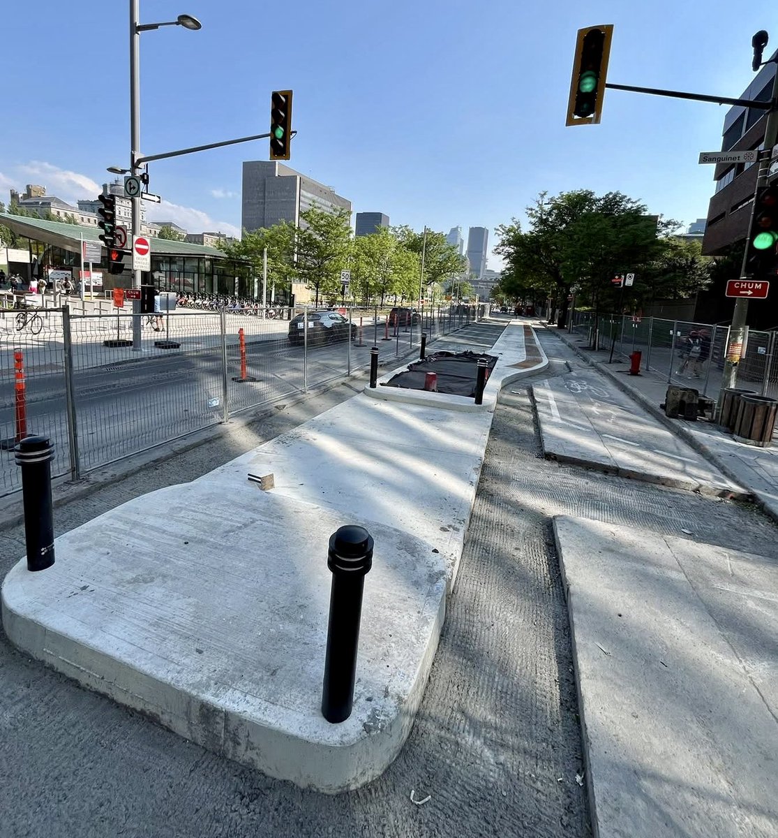 Viger &amp; Sanguinet : à Montréal, même les accès aux ambulances ne sont plus sacrés.
Valérie Plante préfère couler du béton devant le CHUM, quitte à nuire aux urgences.
Quand le fanatisme cyclable met la santé publique en péril.