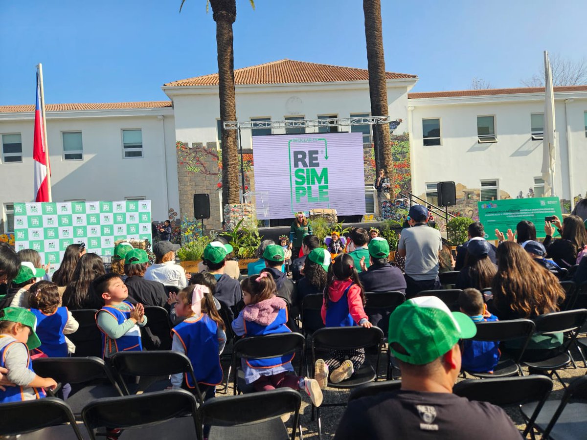 biocys_cl's tweet photo. 🌍 Hoy es el #DíaMundialDelMedioAmbiente! En Biocys Chile, trabajamos por devolver a la tierra su fertilidad. Nuestro evento "RECI-CLE ES SIMPLE" promueve reciclaje y educación ambiental. Trabajando por devolver a la tierra su fertilidad. #desertificacion #restauracionecologica https://t.co/vXMBkVhrsz