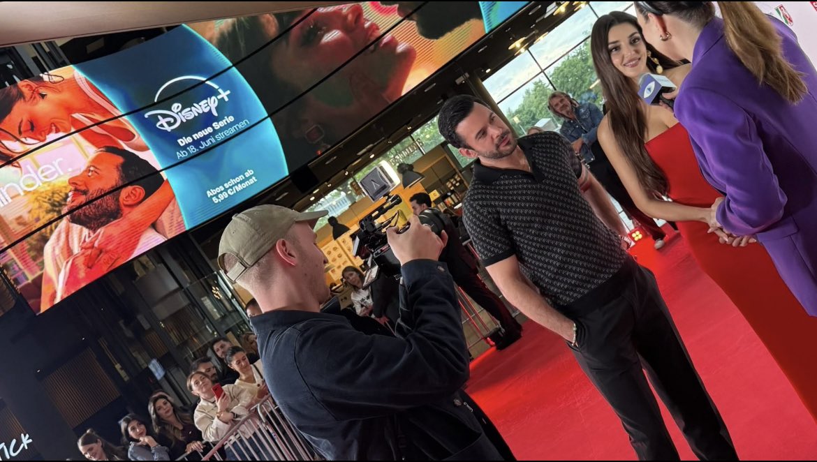 #AşkıHatırla Köln galasında #BarışArduç ve #HandeErçel'in röportaj verdikleri an 

#reminder