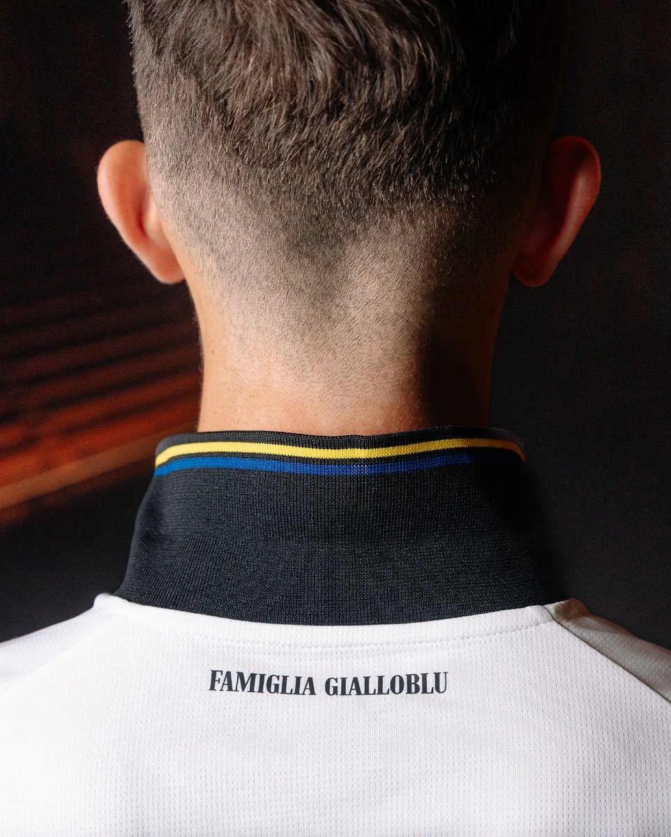FilippoIJC's tweet photo. 🟡🔵 Parma Calcio e @pumafootball presentano il nuovo Home Kit: un tributo ai 100 anni dalla prima storica partecipazione in Prima Divisione (1925/26).
Iconica croce nera, look rétro, cuore crociato.
Sul retro? Famiglia Gialloblu. 🟡🔵
Vi piace?

@1913parmacalcio
#IJC https://t.co/DAKhLyid57