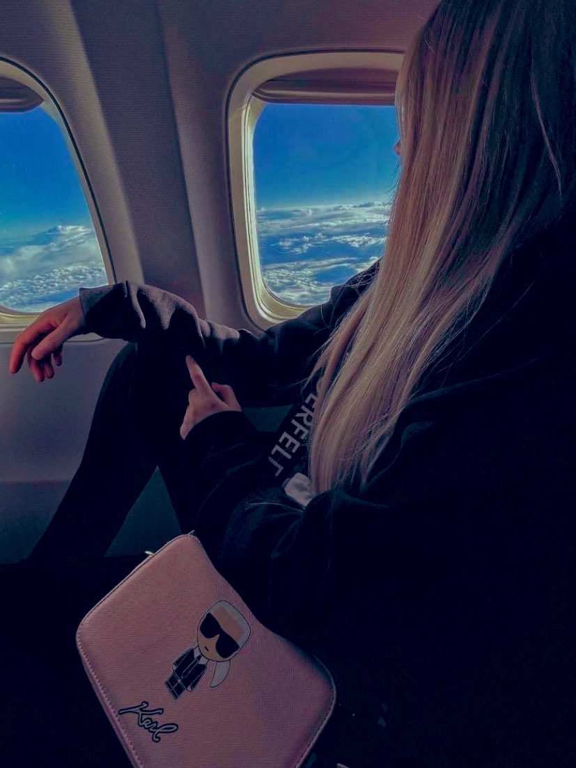 Rodéate de gente feliz, sonríe más, viaja más, besa, abraza, come rico y sano.
Vive como si fuera el último día de tu vida, pero sobre todo ámate y ama bonito… deja que el viento te lleve a donde te quiera llevar.

La Poeta