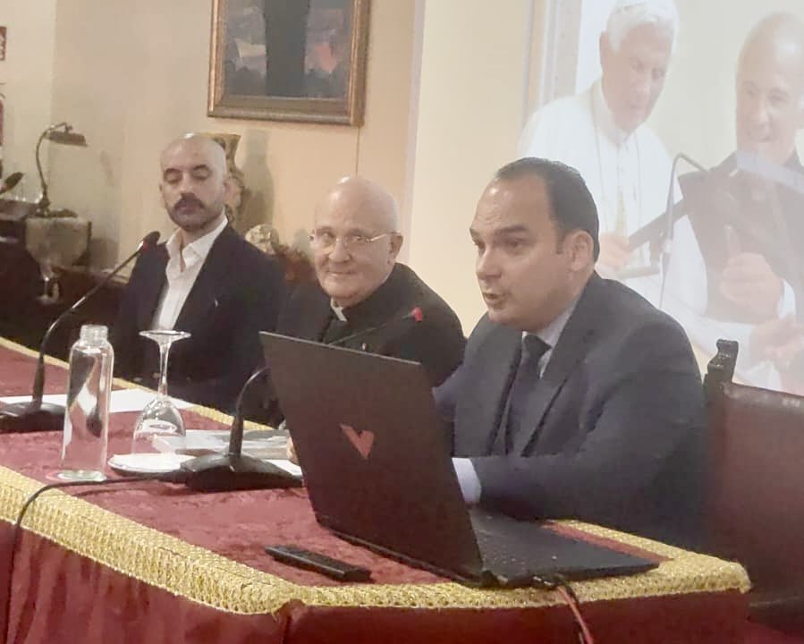 Alfred Xuereb muestra en ‘Mis días con Benedicto XVI' al gran hombre que existió tras el pontífice. Gracias por contar conmigo para la presentación del libro en el <a href="/RCLabradores/">Real Círculo de Labradores de Sevilla</a>, en la que ha intervenido <a href="/Jose_de_leon/">José de León</a> y a la que han asistido <a href="/Patricia_Pozo_/">Patricia del Pozo</a> y <a href="/MacarenaOneill/">Macarena O'Neill</a>.