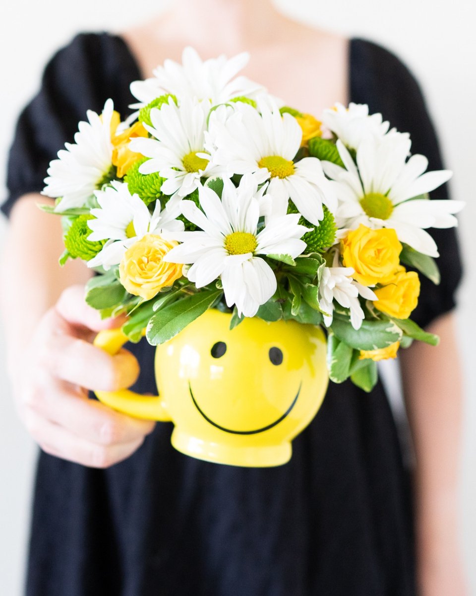 FlowersSend's tweet image. There’s something about early June that just feels right—sunny mornings, fresh starts, and flowers that match the energy 🌼 Ready to brighten someone’s week?

#JuneVibes #FlowerDelivery #GiftingMadeEasy #SendFlowers