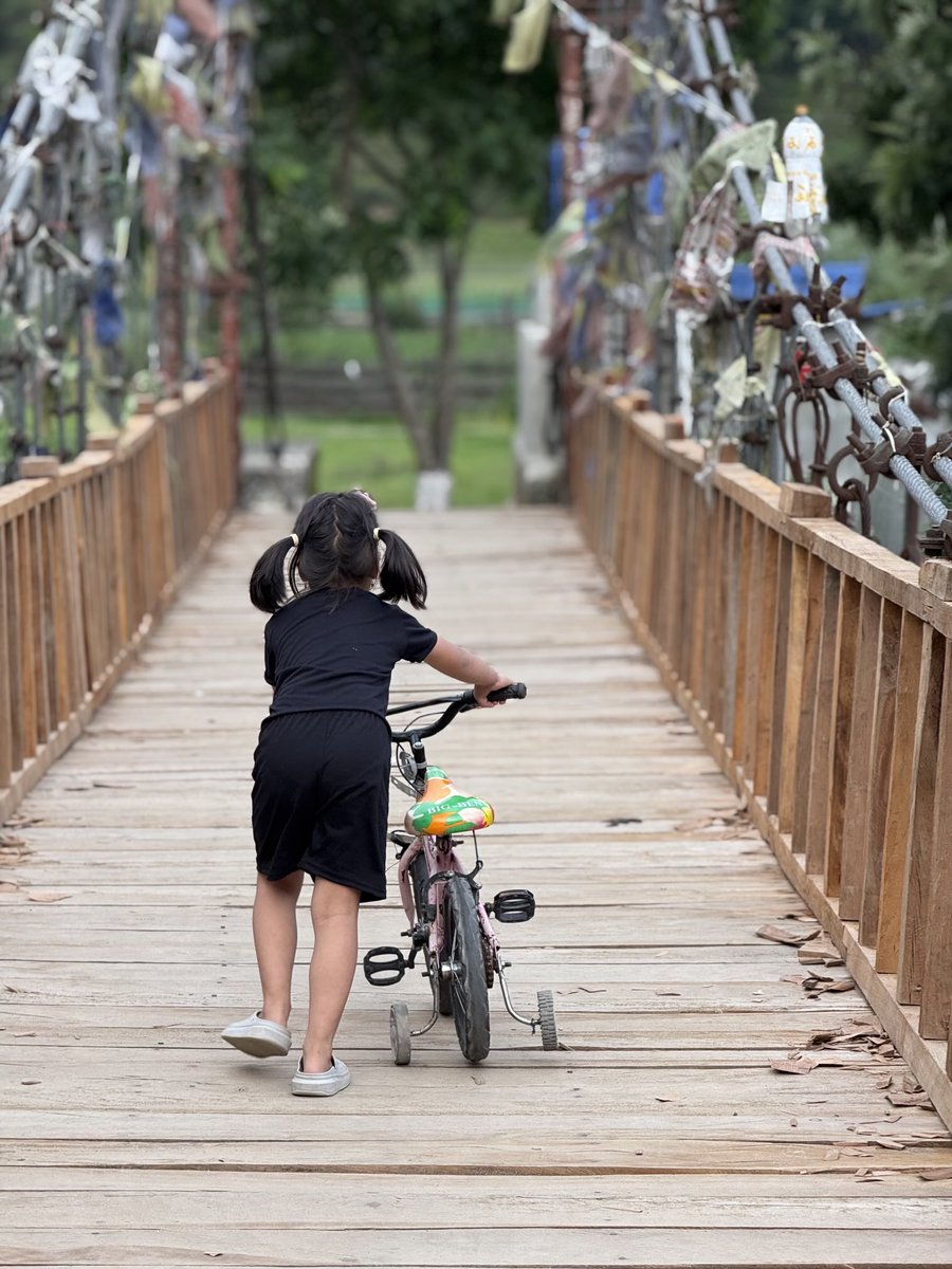 Sirsanya1's tweet photo. It takes a 1000 shots to find the one you cherish, in street photography. In many years this is going to be the one I cherish!

#streetphotography 
#arunachalpradesh 
#arunachalpradeshtourism 
#arunachal 
#arunachalpradeshdiaries 
#dirang 
#dirangvalley 
#bridge
#bicycle 
#aitc https://t.co/hnGPYBmydE
