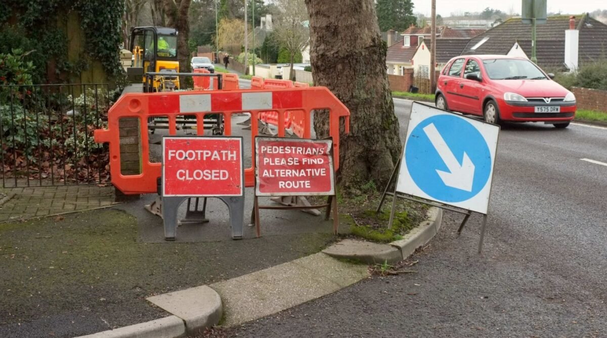 📢Important research: Beyond Inconvenience
Street works can be inconvenient &amp; a safety hazard
-Poorly marked diversions
-Uneven surfaces
-Inadequate lighting
-Narrow passages
-Routes that force pedestrians into traffic or require crossing busy carriageways
blogs.uwe.ac.uk/transport-and-…