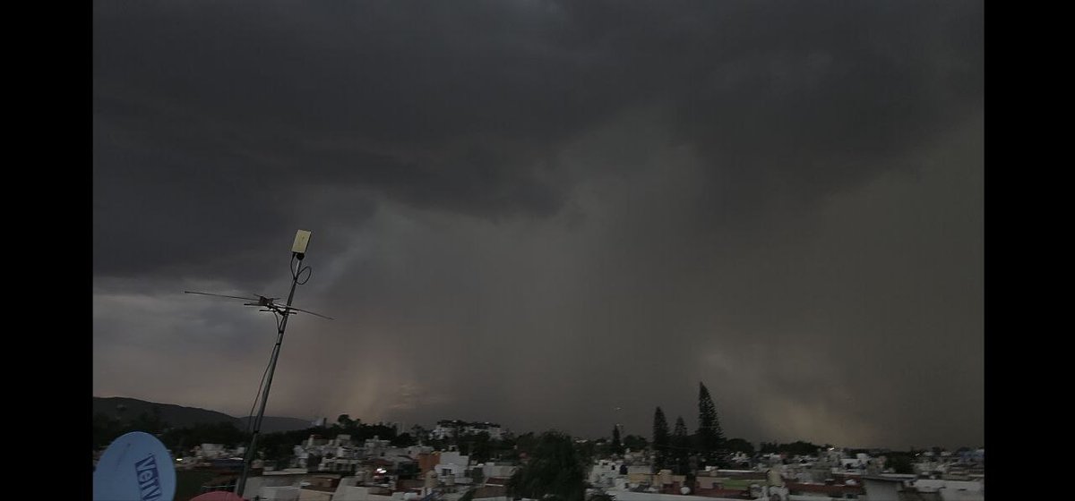 El subscripto "The Division Bell" nos manda fotos de la tormenta de ayer 4 de Junio en Zapopan.