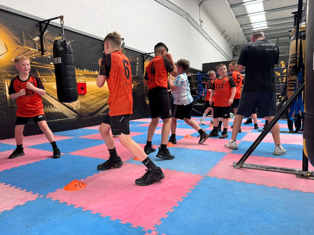Kader United U12s putting in the work at boxercise tonight, everyone of the boys worked hard and most of all enjoyed it. 

Massive that’s to Paul Walton at CPS amateur boxing club for having the boys down. They loved it 

Team building &amp; making memories 

UTK 🧡