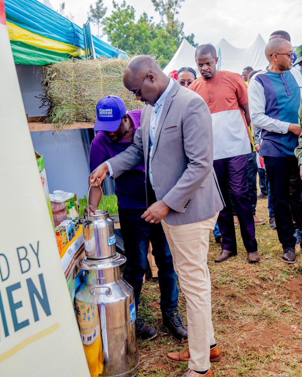 Kayonza District (@kayonzadistrict) on Twitter photo Uyu munsi, Guverineri wa <a href="/RwandaEast/">πππ¬πππ«π§ ππ«π¨π―π’π§ππ | ππ°ππ§ππ</a>, <a href="/PudenceR/">Pudence RUBINGISA</a> ari kumwe n'Umuyobozi w'Akarere <a href="/BoscoNyemazi/">Nyemazi John Bosco</a> , Abayobozi b'inzego z'umutekano n'abandi bayobozi mu nzego zitandukanye, bitabiriye imurikabikorwa ry'abafatanyabikorwa b'Akarere (#JADFOpenDay) riri kubera mu Murenge wa Mukarange. Uyu munsi, Guverineri wa <a href="/RwandaEast/">πππ¬πππ«π§ ππ«π¨π―π’π§ππ | ππ°ππ§ππ</a>, <a href="/PudenceR/">Pudence RUBINGISA</a> ari kumwe n'Umuyobozi w'Akarere <a href="/BoscoNyemazi/">Nyemazi John Bosco</a> , Abayobozi b'inzego z'umutekano n'abandi bayobozi mu nzego zitandukanye, bitabiriye imurikabikorwa ry'abafatanyabikorwa b'Akarere (#JADFOpenDay) riri kubera mu Murenge wa Mukarange.