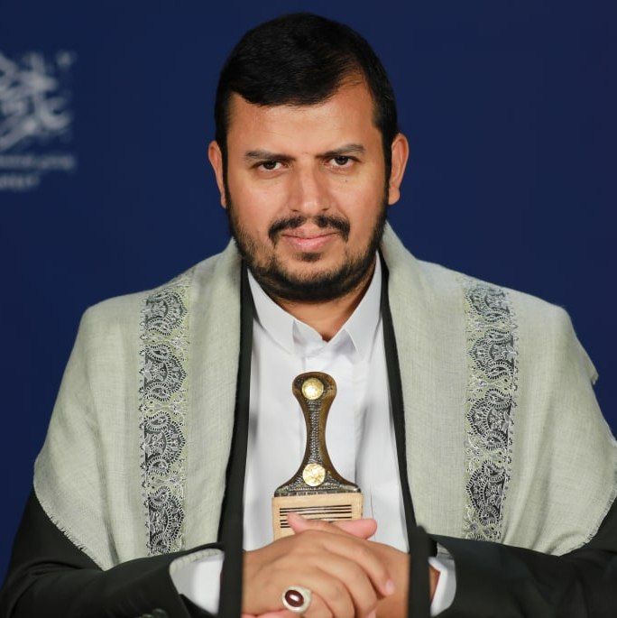 سَخِروا وقالوا ما لِـهذا الحُوثي ..
رثَّ الثِّيابِ كَـوَجهِهِ المَوعوثِ؟!

واستهزأوا بِوُعودِه ووعيده ..
وخِطابِـهِ المُتكرِّرِ المَـبثوثِ
 
وتنَدَّروا حتَّى على شِبشابِـهِ
وعلى جَدائلِ شَعرِه المَنكوثِ

حتى أتـاهُـم كالقيامةِ .. بغتةً
ورجالُه في الحربِ مِثلَ لِيُوثِ

يتبع 👇