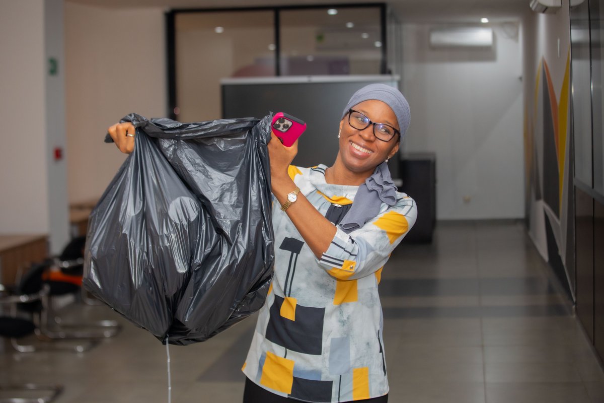 Engagés pour la planète, moins de plastique !

Ce 5 juin 2025 et à l’occasion de la Journée mondiale de l’Environnement, Orange Guinée en partenariat avec la Coopérative d’Action Citoyenne (CAC), a lancé un défi : « Zéro plastique à la maison ».