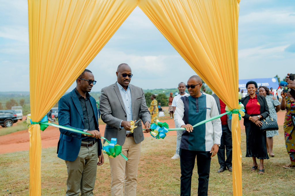 Kayonza District (@kayonzadistrict) on Twitter photo Iki gikorwa cyafunguwe ku mugaragaro na Guverineri w'Intara y’Iburasirazuba <a href="/PudenceR/">Pudence RUBINGISA</a> .
Muri iri murikabikorwa hari kumurikwa ibikorwa bikorerwa abaturage bijyanye n’Ubuzima, Uburezi, Ubuhinzi n’Ubworozi, Siporo, imibereho myiza n'ibindi. Iki gikorwa cyafunguwe ku mugaragaro na Guverineri w'Intara y’Iburasirazuba <a href="/PudenceR/">Pudence RUBINGISA</a> .
Muri iri murikabikorwa hari kumurikwa ibikorwa bikorerwa abaturage bijyanye n’Ubuzima, Uburezi, Ubuhinzi n’Ubworozi, Siporo, imibereho myiza n'ibindi.