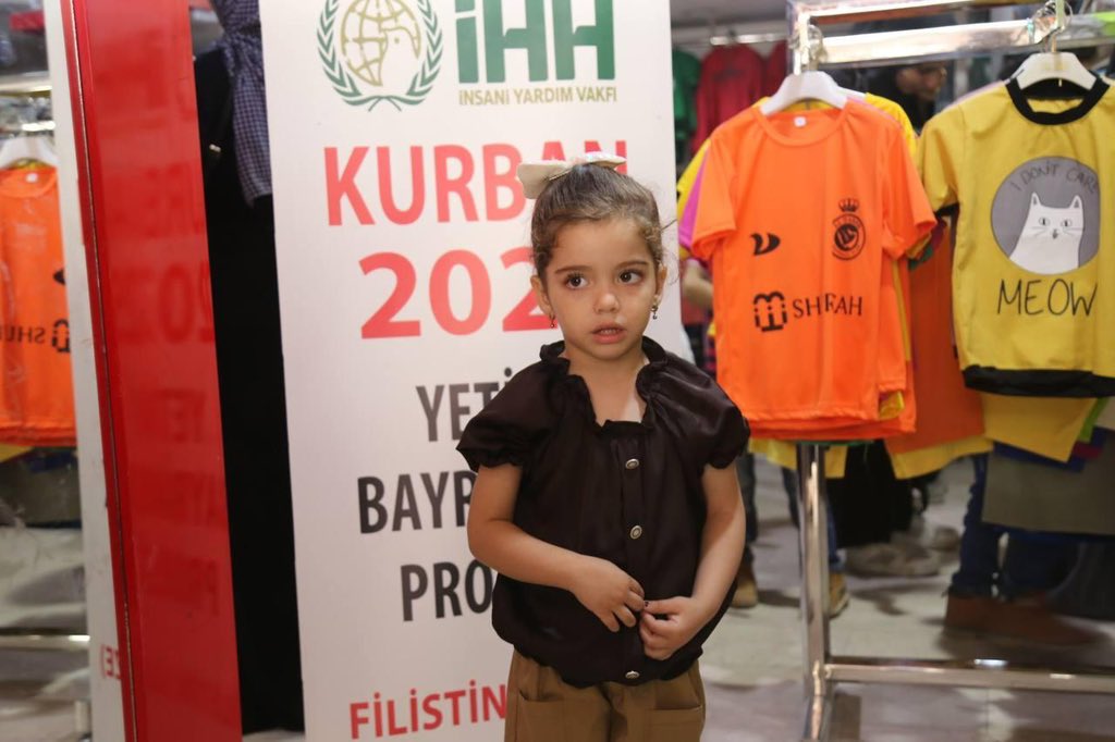 IhhDuzce's tweet photo. 🇵🇸 Kurban Bayramı yaklaşırken, Filistin’de savaşın gölgesinde hayatlarını sürdürmeye çalışan yetim çocuklarımızın yüzünü güldürmek için bayramlık kıyafet dağıtımlarımıza devam ediyoruz.   
📍 Gazze  
Sizler de bir çocuğun yüzünde tebessüm olabilirsiniz. https://t.co/ZdKkfzzlDc