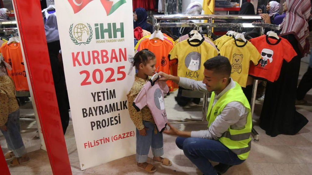IhhDuzce's tweet photo. 🇵🇸 Kurban Bayramı yaklaşırken, Filistin’de savaşın gölgesinde hayatlarını sürdürmeye çalışan yetim çocuklarımızın yüzünü güldürmek için bayramlık kıyafet dağıtımlarımıza devam ediyoruz.   
📍 Gazze  
Sizler de bir çocuğun yüzünde tebessüm olabilirsiniz. https://t.co/ZdKkfzzlDc
