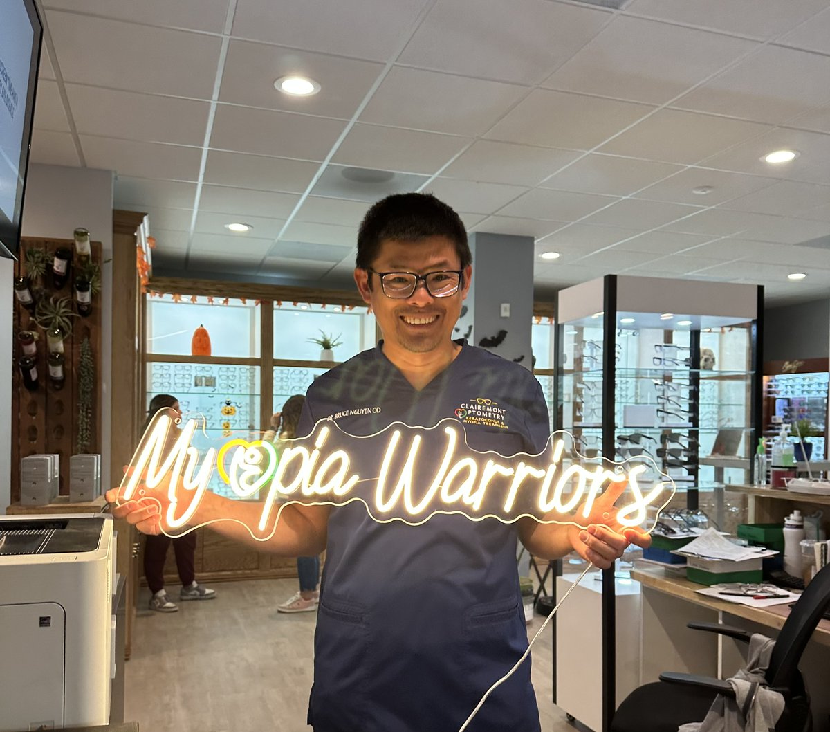 MyopiaSlayer's tweet image. Our Myopia obsession🦠 include:
•Uncontrollable urge to talk about myopia control
•Compulsive need to convert every -4.00D child you meet
•Falling in love with axial length charts
daily doses of happy patients and clear corneas seem to help 😎
#OptometryHumor
#orthok