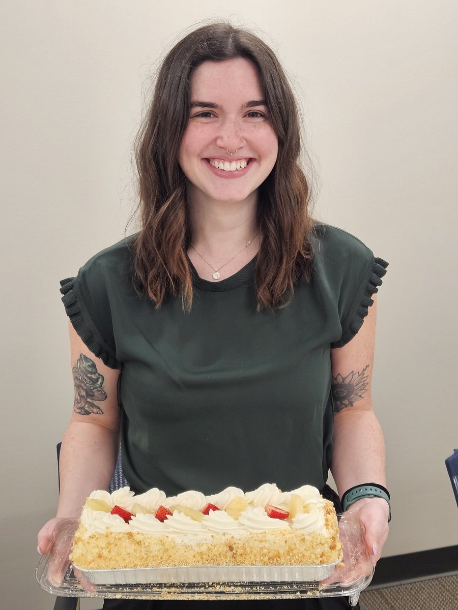 KonovalovaLab's tweet image. Huge congrats to my student Teresa on winning a competitive NIH T32 MBID fellowship! 🧠✨
Because every big win deserves sweet rewards… it's a #cakeday in the lab! 🎂 @MIDatGSBS @MDA_UTHGrad