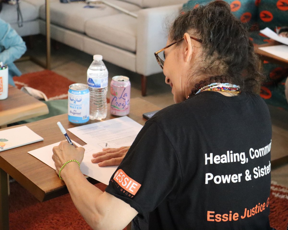 essie4justice's tweet image. Last week, our member-led Program Team hosted a Mail-In Night in LA! Essie Sisters wrote letters thanking 100+ incarcerated folks for nominating the women in their lives to our Healing to Advocacy Program. 🧡

Sign up for our Healing to Advocacy Program: essiejusticegroup.org/nominate/