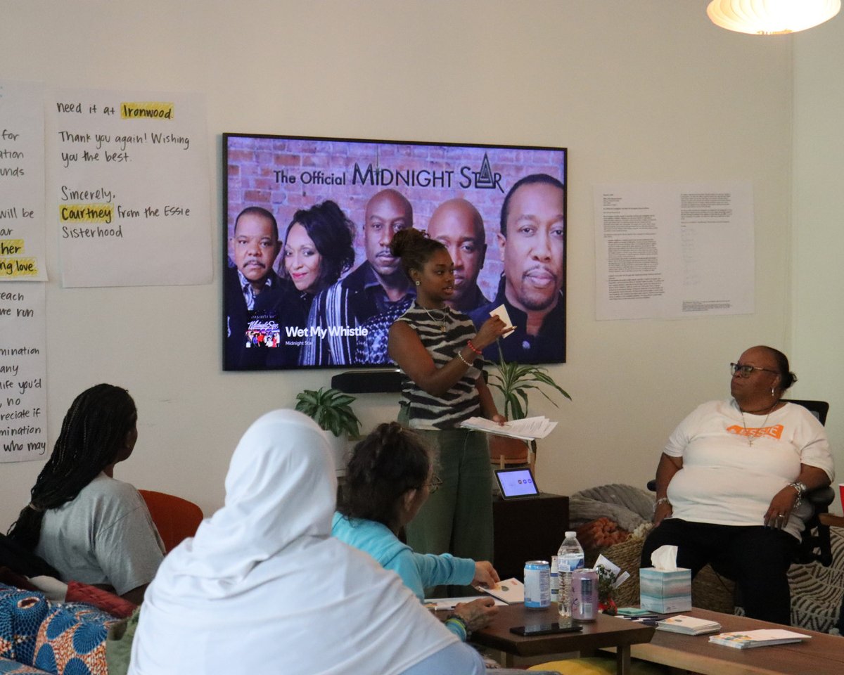 essie4justice's tweet image. Last week, our member-led Program Team hosted a Mail-In Night in LA! Essie Sisters wrote letters thanking 100+ incarcerated folks for nominating the women in their lives to our Healing to Advocacy Program. 🧡

Sign up for our Healing to Advocacy Program: essiejusticegroup.org/nominate/