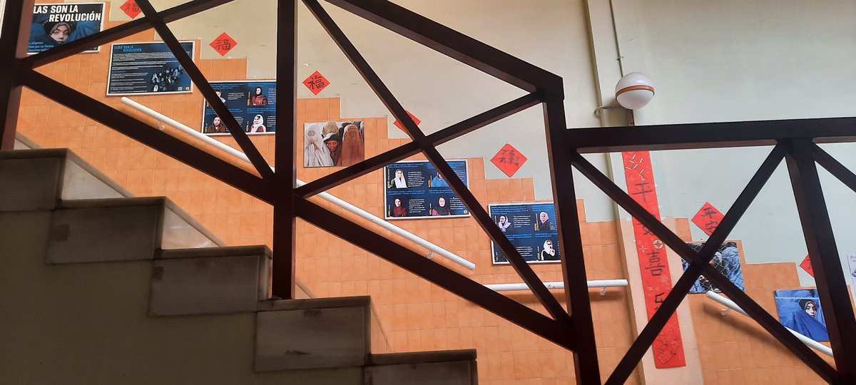 Exposición ELLAS SON LA REVOLUCIÓN en el IES Alborán, ha quedado espectacular!

Nuestro agradecimiento al centro por acoger esta exposición y así ayudar a concienciar sobre las violaciones de #DDHH que sufren diariamente mujeres y niñas en #Afganistán. No las olvidamos! 👇🏽