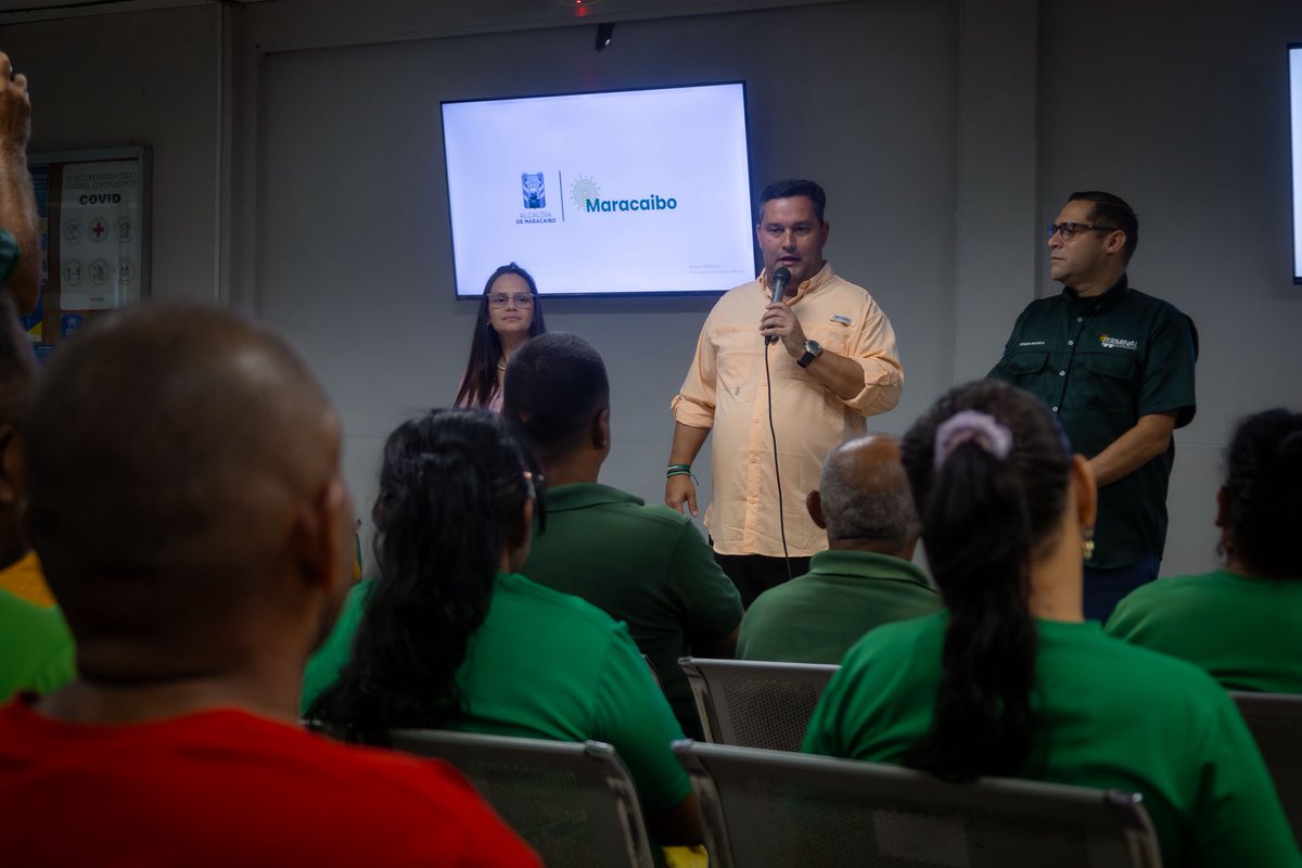 mcboalcaldia21's tweet photo. Entrega de uniformes para nuestros servidores del @terminalmcbo_ 🤝🏻

Seguimos comprometidos con la dignificación de nuestros trabajadores, fortaleciendo su labor diaria y apostando por un servicio más seguro y eficiente para todos. https://t.co/GlLVYVhy1H