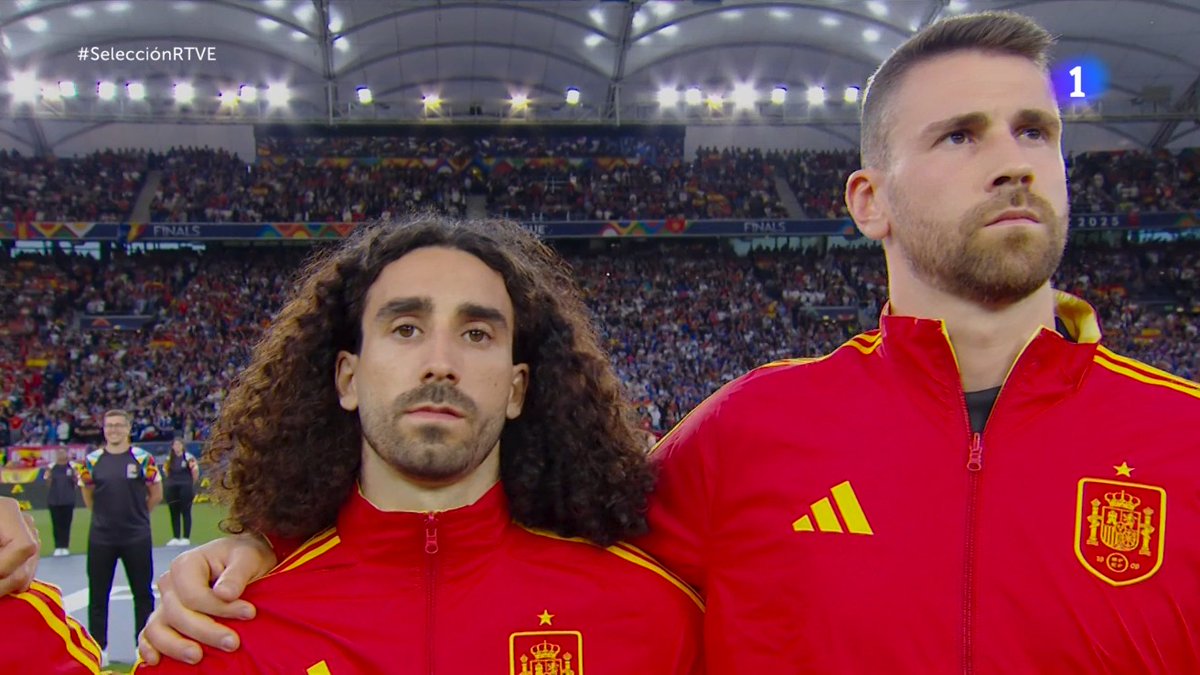 FJRealMadridCF's tweet photo. Cucurella es Rubiales con peluca https://t.co/dhXr1yYV40