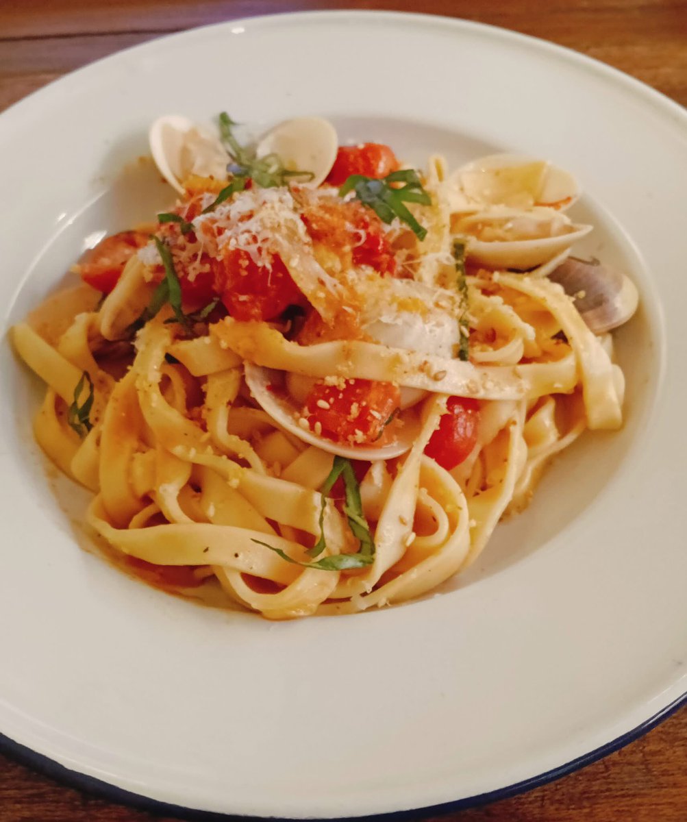 mxjulianaheng's tweet photo. Pre-show dinner : I'm SHELLfish ~ White Clams Aglio Olio 🐚 by Chef Sharan 🇮🇹
Love the succulent clams, savoury tomatoes, and textured tagliatelle! 😋
This delightful Italian pop-up is still available @ TRIPTYK until Sunday. Come get your pasta fix!! 🍝
#italianfood #triptyk https://t.co/EzYrtTBaYH
