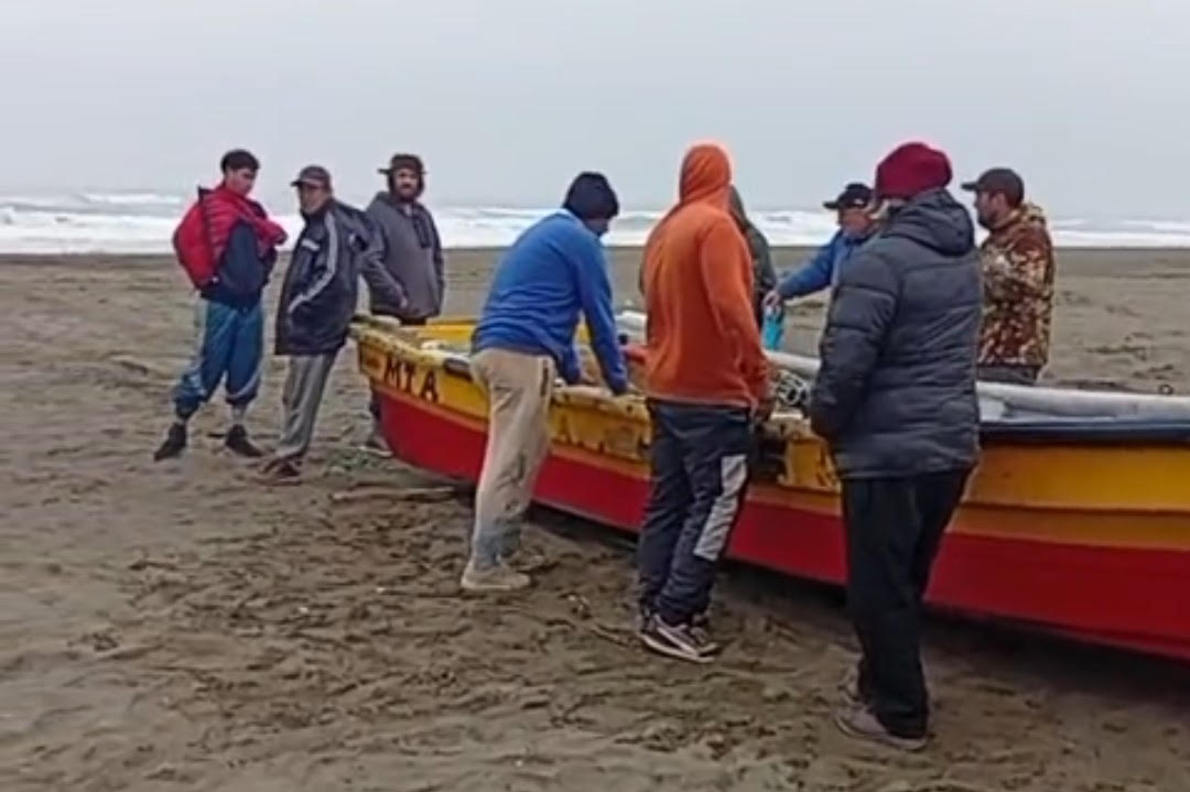 Búsqueda Intensiva Tras Volcamiento de Embarcación en Huentelauquén, permanece desaparecido el tercer tripulante. radiolosvilos.cl/2025/06/05/bus…