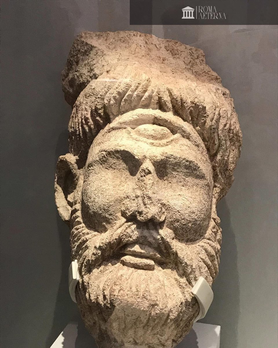 Tête de cyclope provenant d’un chapiteau du prytanée à #Glanum (calcaire, IIe s. av. J.-C.). Appartenant aux collections de l’Hôtel de Sade (Saint-Rémy-de-Provence), l’œuvre avait été présentée au Louvre-Lens pour l'exposition consacrée à Homère en 2019.