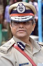 #Dayanand Sir is a brilliantly diligent citizen-centric officer of #Karnataka

One of the best <a href="/CPBlr/">CP Bengaluru ಪೊಲೀಸ್ ಆಯುಕ್ತ ಬೆಂಗಳೂರು</a> at the helm of affairs of <a href="/BlrCityPolice/">ಬೆಂಗಳೂರು ನಗರ ಪೊಲೀಸ್‌ BengaluruCityPolice</a>

Holding him responsible for #karnatakastampede, suspending him
is unacceptable

<a href="/RCBTweets/">Royal Challengers Bengaluru</a> made money &amp; encashed emotions

<a href="/dp_satish/">DP SATISH</a>
