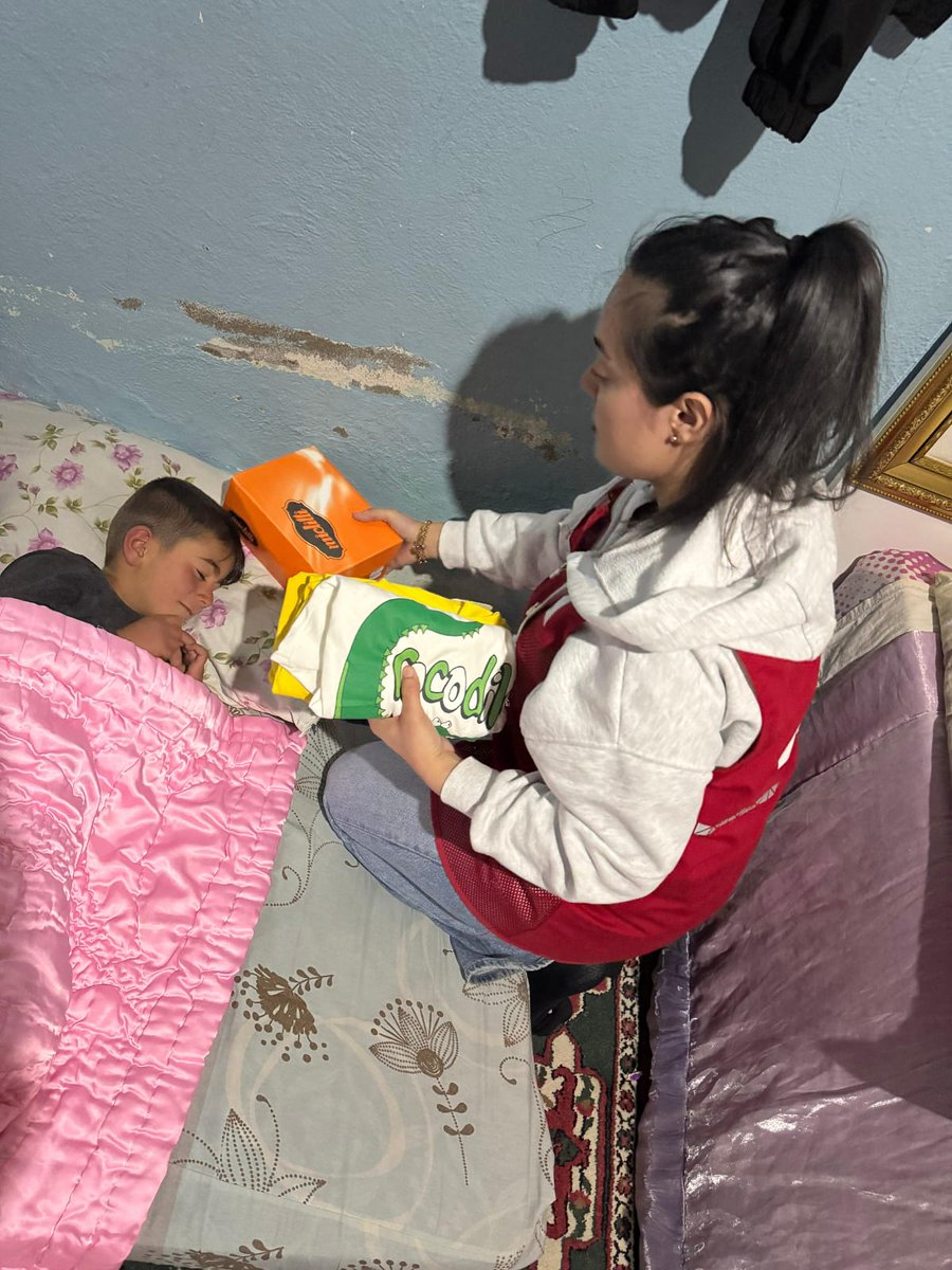 genckizilay04's tweet photo. Bayram çocuklar mutlu olunca gülümseyince güzelleşir. Bir ailemizin çocuklarını ziyaret edip onlar uyurken götürdüğümüz bayramlıkları başuçlarına bıraktık. 
#DaimaHazır https://t.co/B4gqaEQHb1