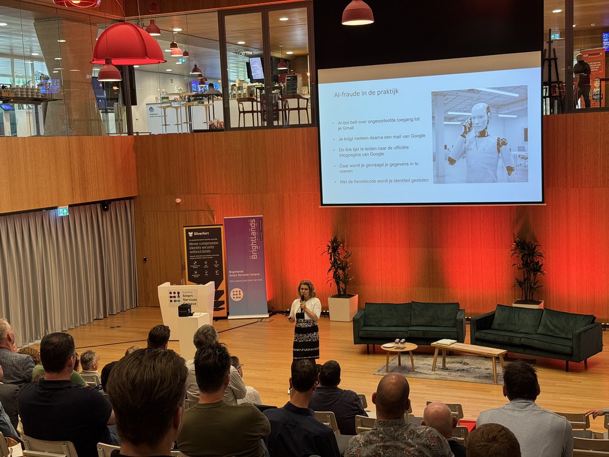 genova2's tweet image. Vandaag opende ik het Cyber Resilience Forum 2025 met een talk over cyber, privacy en AI. En ja, de meeste mensen uit de zaal waren al gebeld door een chatbot. Op het scherm zie je wat 1 van deze chatbots probeert. Er zijn al best veel varianten van deze vorm van oplichting.