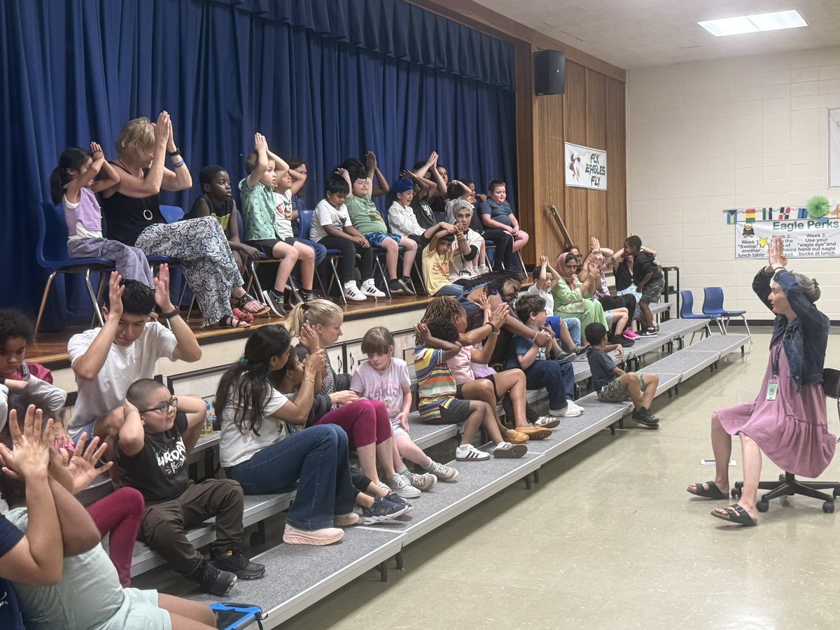 Eisenhower had a fantastic showcase this afternoon! Students shared songs they have learned throughout the year with family and friends! Thanks to Christine Petsu, classroom teachers, and paraprofessionals for such a beautiful performance! #PwayArts